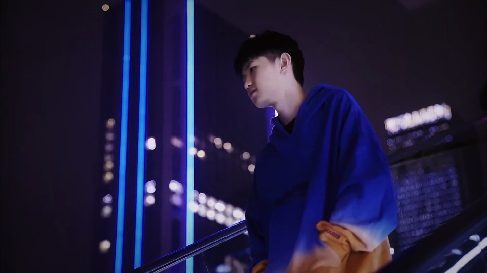 又是翻中翻！老FPX三C龙魂团强杀薇恩逆转 Doinb队击败Uzi队