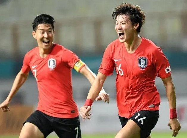 外媒发布了2022夏季赛第十二周的全球战队战力排行，GENG第一，JDG第二